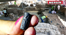 ADANA’DA HÖYÜKTE BULUNAN 3 BİN 800 YILLIK MÜHÜR KENTİN TİCARİ HAYATINA IŞIK TUTUYOR