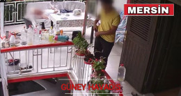 MERSİN’DE BALKONDA UYUYAN KİŞİNİN TELOFONUNUN VE AYAKKABILARININ ÇALINMASI KAMERADA