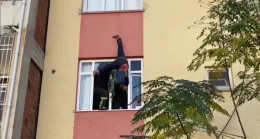 HATAY’DA BİR KİŞİ ANAHTARINI İÇERDE UNUTUNCA EVİNE GİRMEK İÇİN HALATLA TERASTAN SARKTI Bacağına Bağladığı İpin Kısa Gelmesi Sonucu Binada Asılı Kalan Kişi İtfaiye Ekiplerince Kurtarıldı