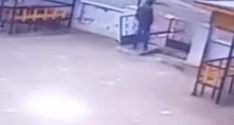 GAZİANTEP’TE SİTENİN KAPISININ ÇALINMA ANI GÜVENLİK KAMERASINA YANSIDI