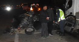 ADANA’DA VİNÇ İLE OTOMOBİLİN ÇARPIŞMASI SONUCU 2 KİŞİ ÖLDÜ