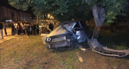 MERSİN’DE OTOMOBİLİN YOL KENARINDAKİ AĞACA ÇARPMASI SONUCU YARALANAN SÜRÜCÜ HASTANEYE KALDIRILDI