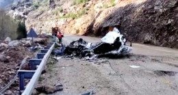 ADANA’DA ÜZERİNE KAYA DEVRİLEN OTOMOBİLDEKİ 4 ÖĞRETMEN HAYATINI KAYBETTİ…