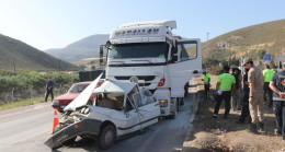 HATAY’IN BELEN İLÇESİNDE FRENİ BOŞALAN TIRIN KIRMIZI IŞIKTA BEKLEYEN 2 OTOMOBİLE ÇARPMASI SONUCU 1 KİŞİ YARALANDI