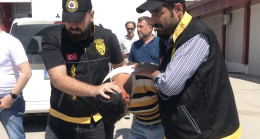 ADANA’DA EŞİ, KAYINVALİDESİ VE  BEDENSEL ENGELLİ KAYNINI BIÇAKLAYARAK ÖLDÜRÜP KAYINPEDERİNİ DE YARALAYAN SURİYE UYRUKLU ZANLI TUTUKLANDI