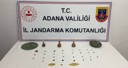 ADANA’DA BİR ARAÇTA YAPILAN ARAMADA TARİHİ ESER NİTELİĞİNDE ÇEŞİTLİ OBJELER BULUNDU. 3 ŞÜPHELİ HAKKINDA ADLI İŞLEM BAŞLATILDI