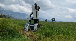 FİLMLERE SAHNE OLACAK GÖRÜNTÜ…  ADANA’DA HAFİF TİCARİ ARAÇ DEVRİLDİĞİ TARLADA DİK DURDU