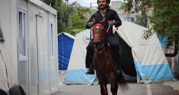HATAY’DA BİR SEÇMEN OY KULLANMAYA ATLA GELDİ