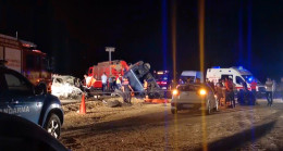 GAZİANTEP’TE HAFİF TİCARİ ARAÇ İLE OTOMOBİL ÇARPIŞTI 6 KİŞİ HAYATINI KAYBETTİ, 1 KİŞİ YARALANDI