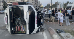 ADANA’DA YOLCU MİNİBÜSÜN DEVRİLMESİ SONUCU 3 KİŞİ YARALANDI