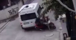 ADANA’DA GERİ GİDEN MİNİBÜSÜN ÇARPTIĞI MOTOSİKLETLİ 2 KİŞİ HASTANEYE KALDIRILDI