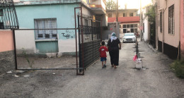 ADANA’DA ANLAŞAMAYAN İKİ KOMŞU, EVLERİNİN ÖNÜNDEKİ YOLU BARİYERLE TRAFİĞE KAPATTI
