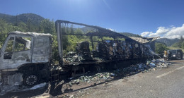 MERSİN’İN TARSUS İLÇESİNDE OTOYOLDA KAZAYA KARIŞAN ALKOL VE KÜSPE YÜKLÜ 2 TIR YANDI