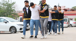 ADANA’DA BİR BAR ÖNÜNDE 3 KİŞİNİN YARALANDIĞI SİLAHLI VE BIÇAKLI KAVGAYLA İLGİLİ 2 ŞÜPHELİ TUTUKLANDI