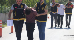 ADANA’DA 2 KİŞİYİ SİLAH VE BIÇAK ZORUYLA GASPETTİKLERİ GEREKÇESİYLE YAKALANAN 2 ŞÜPHELİ TUTUKLANDI