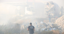 HATAY’DA BOŞ ARAZİYE KONULAN HURDALAR YANDI