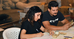 MERSİN’DE DEPREMZEDELER İÇİN KURULAN YARDIM DEPOLAMA MERKEZİNDEKİ MONTUN CEBİNDEN 22 MİLYON GÜNEY KORE WONU ÇIKTI…!