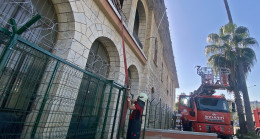 MERSİN’DE KULLANILMAYAN OKUL BİNASINDA ÇIKAN YANGIN SÖNDÜRÜLDÜ