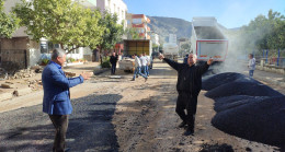 ADANA’NIN KOZAN İLÇESİNDE MAHALLESİNİN YOLUNA ASFALT DÖKÜLEN MUHTAR OYNADI