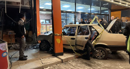 ADANA’DA KONTROLDEN ÇIKAN OTOMOBİL İŞ YERİNE GİRDİ BİR KİŞİ ÖLDÜ, BİR KİŞİ YARALANDI…