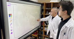 ADANA’DA AKILLI TAHTALARIN ARIZASINI ÖESLEK LİSESİ ÖĞRENCİLERİ GİDERİYOR