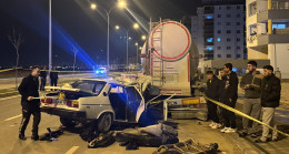 ADANA’DA FECİ KAZA.. PARK HALİNDEKİ TIRA ÇARPAN OTOMOBİLDEKİ 1 KİŞİ ÖLDÜ, 4 KİŞİ YARALANDI