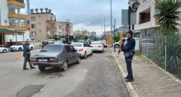 KOZAN’DA ASAYİŞ DENETİMLERİNDE YAKALANAN FİRARİ 5 ŞÜPHELİ TUTUKLANDI, 5 HÜKÜMLÜ CEZAEVİNE GÖNDERİLDİ