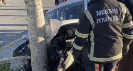 MERSİN’DE AĞACA ÇARPAN OTOMOBİLDE SIKIŞAN SÜRÜCÜYÜ İTFAİYE KURTARDI