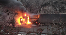 ADANA’DA SEYİR HALİNDEYKEN ALEV ALAN TIRDA HASAR OLUŞTU