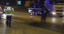 ADANA’DA (TAG) OTOYOLU HASTANELER ÇIKIŞI YAKINLARINDA KARŞIYA GEÇMEYE ÇALIŞAN BİR KADIN TIRIN ÇARPMASI SONUCU HAYATINI KAYBETTİ