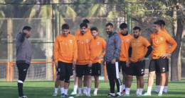 ADANASPOR 3 FUTBOLCUYLA YOLLARINI AYIRDI