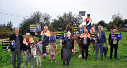 MERSİN’Lİ YÖRÜKLER HEMŞEHRİLERİ ASRONOT GEZERAVCI’YA DESTEK İÇİN DEVELERİYLE ETKİNLİK DÜZENLENDİ