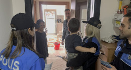 ADANA’DA POLİS “KOMŞUNU KOLLA” PROJESİ KAPSAMINDA VATANDAŞLARI HIRSIZLIK VE DOLANDIRICILIK OLAYLARINA KARŞI BİLGİLENDİRDİ