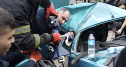 ADANA’DA AYDINLATMA DİREĞİNE ÇARPAN OTOMOBİLDEKİ 2 KİŞİ YARALANDI