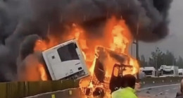 ADANA’NIN POZANTI İLÇESİNDE OTOYOLDA BARİYERE ÇARPIP DEVRİLEN TIRDA YANGIN ÇIKTI