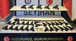 ADANA’DA BİR EVDE RUHSATSIZ 5 TABANCA VE 270 SİLAH PARÇASI ELE GEÇİRİLDİ