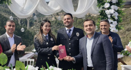 ADANA’DA POLİS ÇİFT, NİKAH MASASINA ÜNİFORMALARIYLA OTURDU