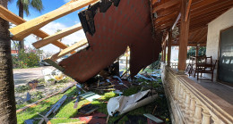 HATAY’DA FIRTINA NEDENİYLE UÇAN APARTMAN ÇATISI PARK HALİNDEKİ OTOMOBİLE ZARAR VERDİ