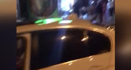 ADANA’DA KONTROLDEN ÇIKAN OTOMOBİL İKİ  İŞ YERİNE GİRDİ