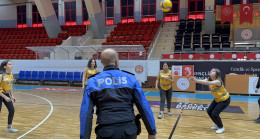 ADANA’DA POLİSLER, VOLEYBOL TURNUVASINDA DERECEYE GİREN TAKIMLARI ÖDÜLLENDİRDİ