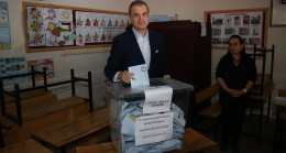 AK PARTİ SÖZCÜSÜ ÖMER ÇELİK, OYUNU ADANA’DA MEZUN OLDUĞU İLKOKULDA KULLANDI