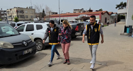 ADANA’DA OYUN PARKINDA YEĞENİNE İÇİNDE ALTIN BULUNAN ÇANTAYI ÇALDIRAN KADIN TUTUKLANDI