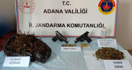 ADANA’DA BİR EVDE 2 RUHSATSIZ TABANCA VE 2 KİLO 600 GRAM ESRAR ELE GEÇİRİLDİ