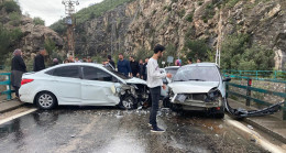 ADANA’NIN KOZAN İLÇESİNDE 2 OTOMOBİLİN ÇARPIŞTIĞI KAZADA 6 KİŞİ YARALANDI