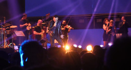 GÖKHAN TEPE, ADANA’DAKİ ULUSLARARASI PORTAKAL ÇİÇEĞİ KARNAVALI’NDA SAHNE ALDI