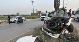 Adana’da refüjdeki ağaca çarpan otomobilin sürücüsü yaralandı