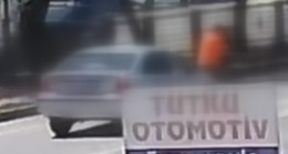 Adana’da otomobilin iki kişiye çarpması kamerada