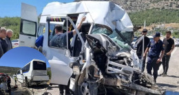 Mersin’de minibüsün yol kenarındaki otobüse çarpması sonucu 1 kişi hayatını kaybetti, 2 kişi yaralandı.