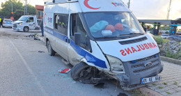 Hatay’da ambulansla iki otomobilin karıştığı kazada 3 kişi yaralandı
