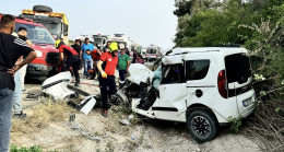 Mersin’de kamyonla çarpışan hafif ticari araçtaki 1 kişi öldü, 1 kişi yaralandı